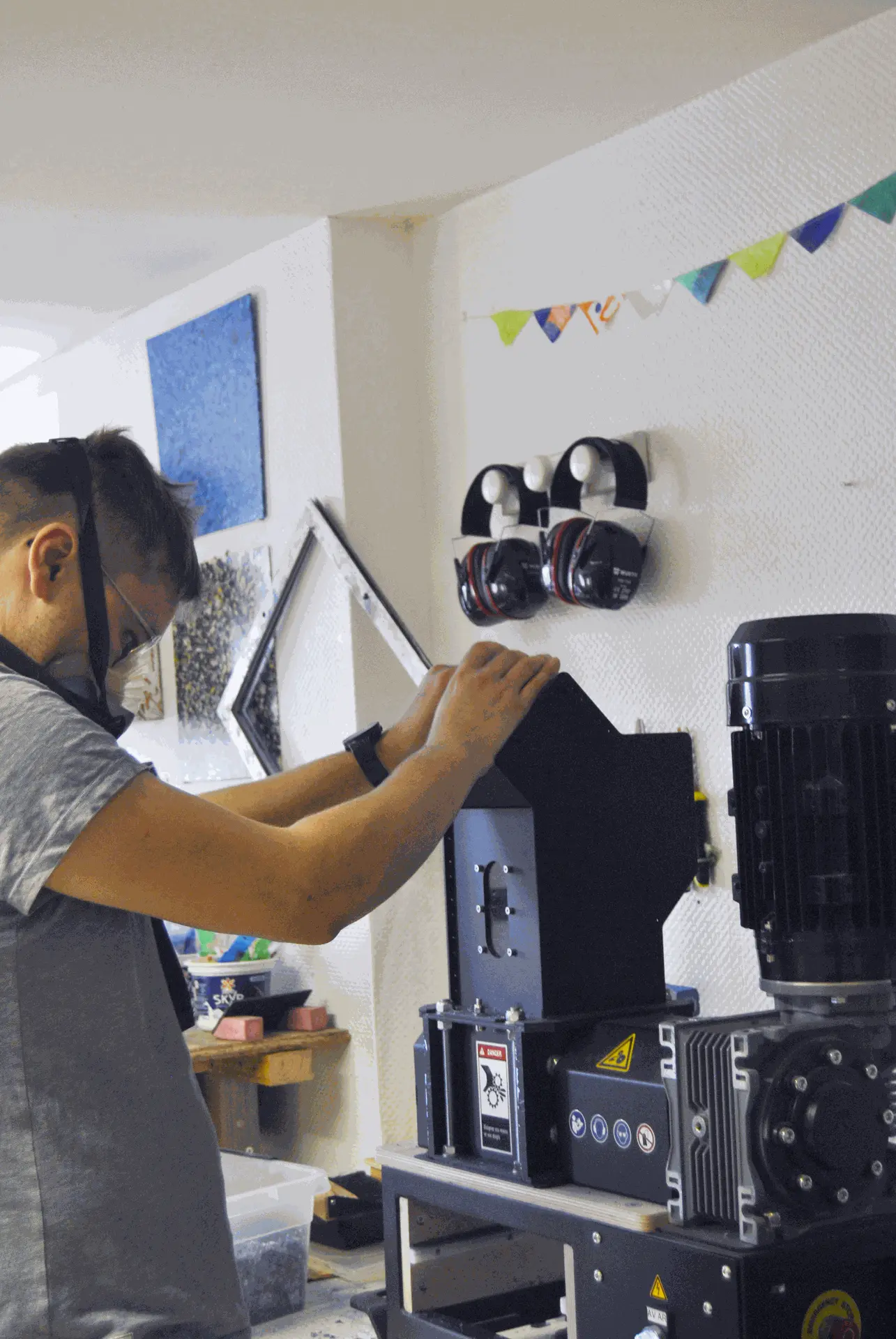 Broyage et recyclage de tissu dans l'association de l'Atelier d'Ecologie Populaire à Fresnay-sur-Sarthe
