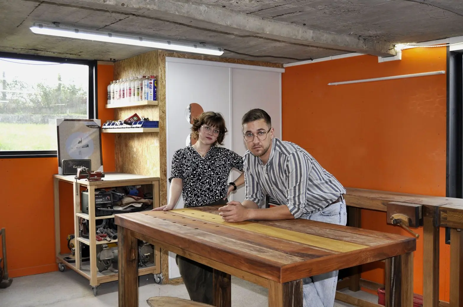 Victoria Kawohl et Sébastien Letessier dans leur atelier d'ébénisterie d'art en Sarthe Victoria Kawohl et Sébastien Letessier dans leur atelier d'ébénisterie d'art en Sarthe