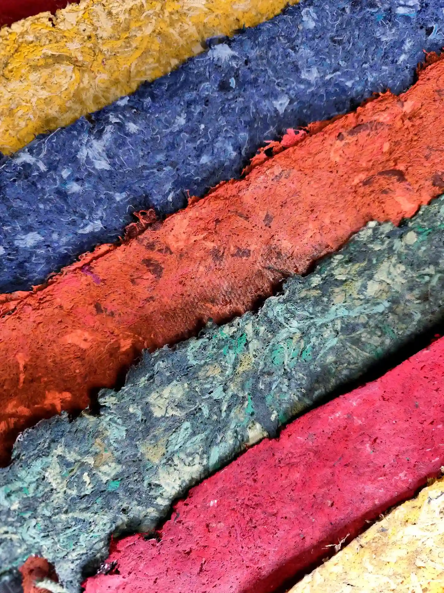Feuilles de tissus colorés recyclés