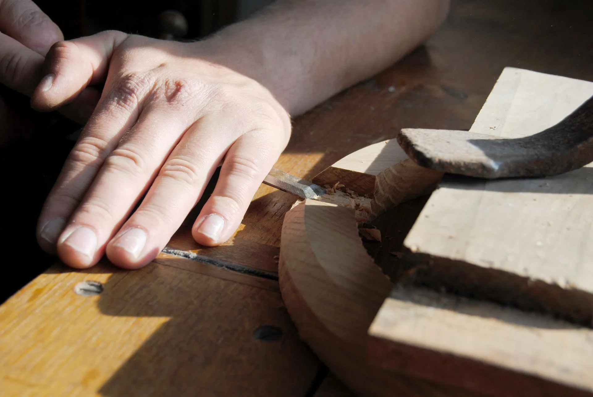 assemblage d'ébéniste artisan, travail sur du bois massif assemblage d'ébéniste sur du bois, artisan sarthois, sur-mesure