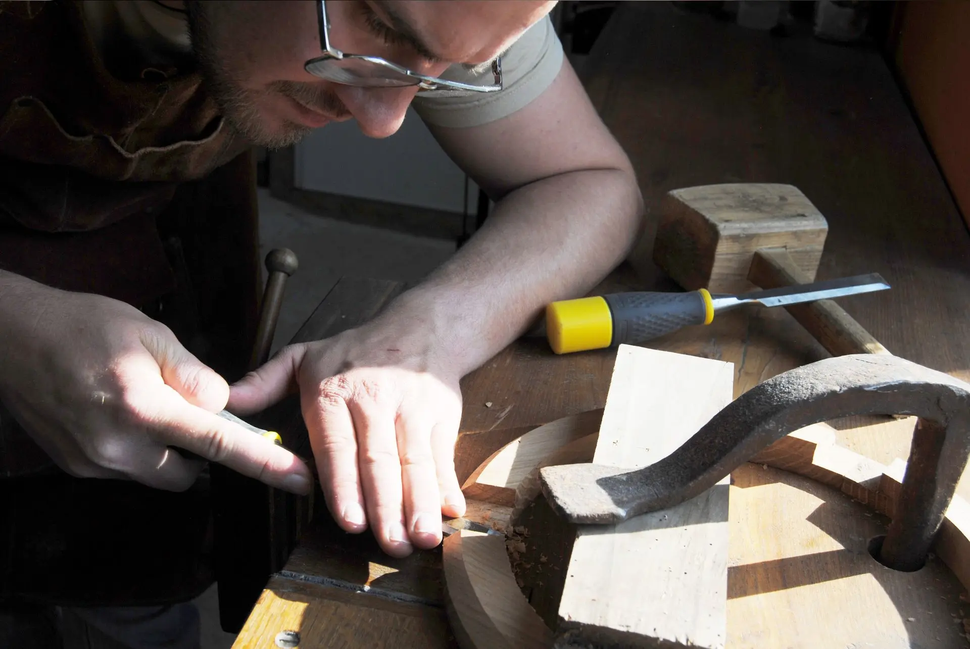 Sébastien Letessier, ébéniste, travaille un assemblage à mi-bois Sébastien Letessier assemblage bois artisan d'art ébéniste sarthe