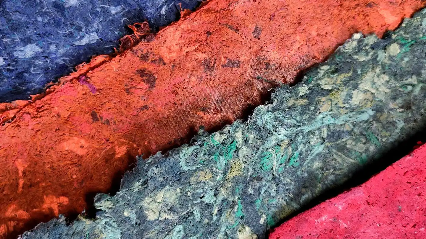 Nouveau matériau à partir de tissu recyclé et de liant biosourcé