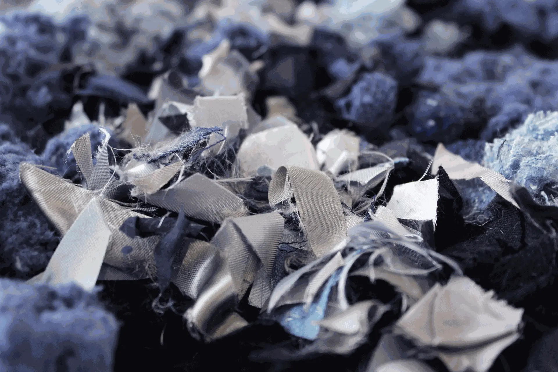 tissu bleu découpé et broyé pour recycllage