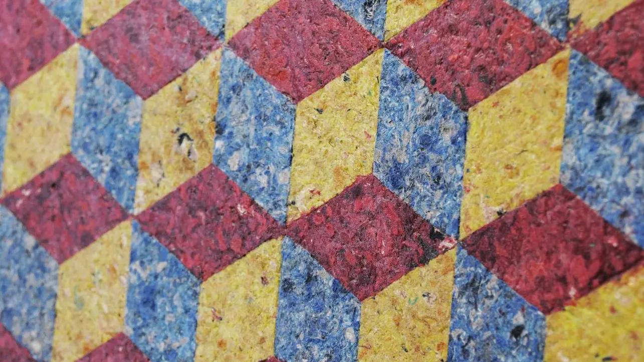 Zoom sur la pièce d'art Yroise, conçu et fabriqué en tissu recyclé et liant biosourcé Zoom sur la pièce d'art Yroise, conçu et fabriqué en tissu recyclé et liant biosourcé