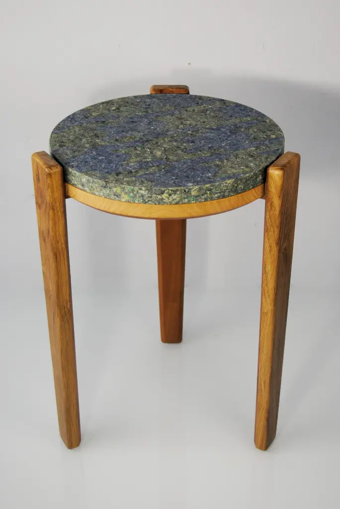 tabouret-en-tissu-et-bois-recyclé-artisanal.webp